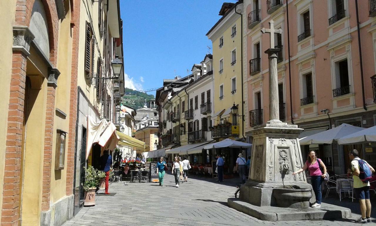 Appartamento Nel Centro Storico Di Aosta Con Vista Sui Ghiacciai Exterior photo